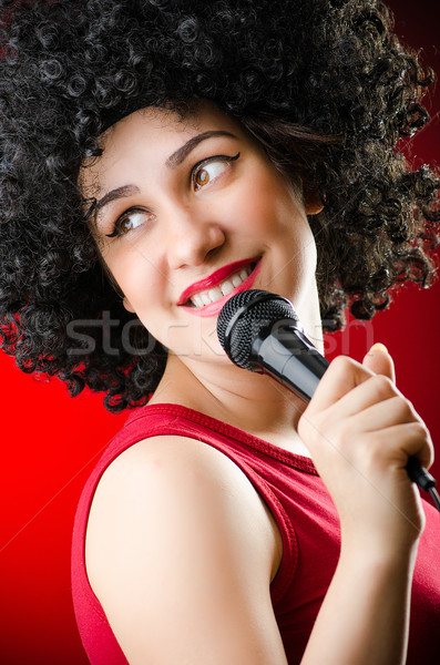 Foto d'archivio: Donna · afro · cantare · karaoke · ragazza