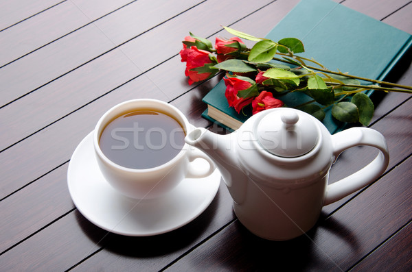 Foto stock: Taza · té · restauración · flores · libros · vidrio