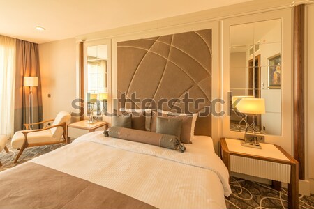 Modernes chambre d'hôtel grand lit maison design Photo stock © Elnur