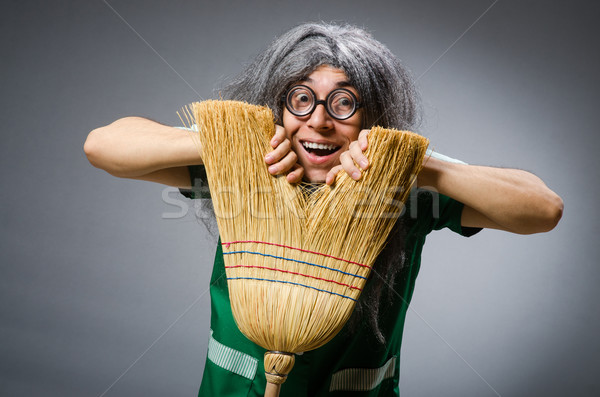 Amuzant om perie peruca casă fată Imagine de stoc © Elnur