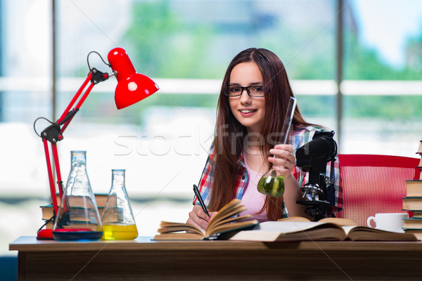 Foto stock: Femenino · estudiante · química · exámenes · libros · escuela