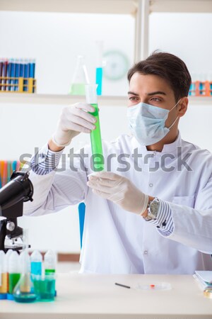 Foto stock: Doctor · de · sexo · masculino · de · trabajo · laboratorio · virus · vacuna · hombre