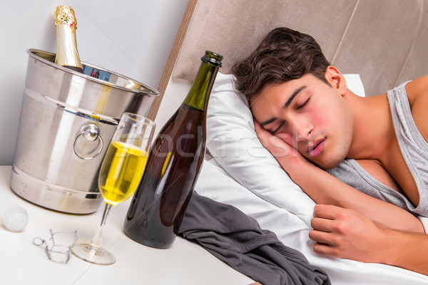 Foto stock: Hombre · cama · fiesta · resaca · oficina · vino