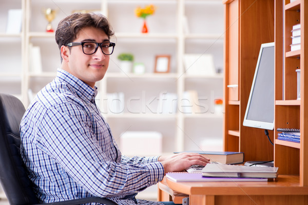 Jeunes étudiant ordinateur table livre livres [[stock_photo]] © Elnur