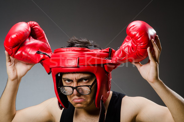 Amuzant boxer roşu mănuşi întuneric mână Imagine de stoc © Elnur