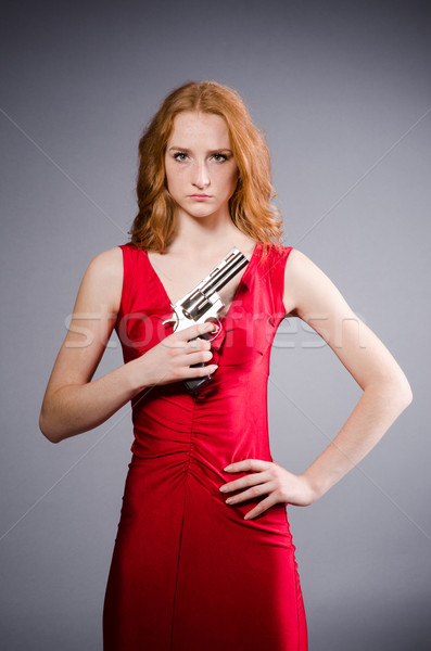 Foto stock: Menina · vestido · vermelho · arma · curta · cinza · mulher · fundo