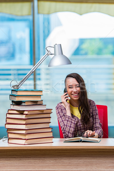 Jovem feminino estudante falante telefone móvel livros Foto stock © Elnur