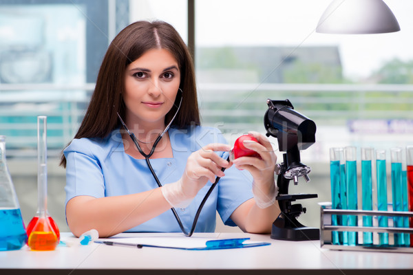 Foto stock: Jovem · médico · vermelho · coração · lab · mulher