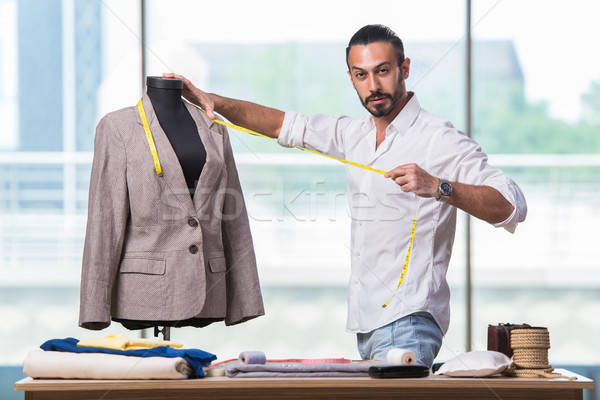 Foto stock: Jovem · alfaiate · trabalhando · novo · roupa · projeto