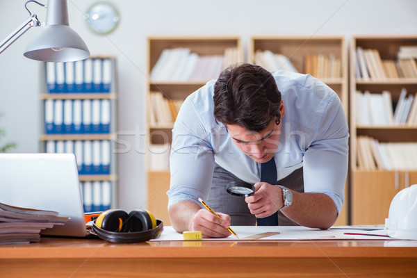 Mérnök felügyelő dolgozik rajzok iroda üzlet Stock fotó © Elnur