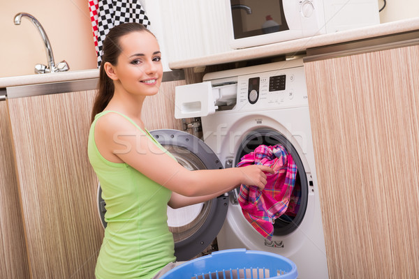 Jeunes femme femme lavage vêtements machine Photo stock © Elnur