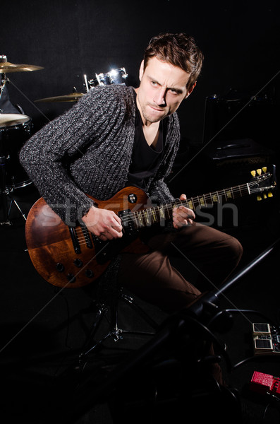 Man spelen gitaar donkere kamer muziek Stockfoto © Elnur