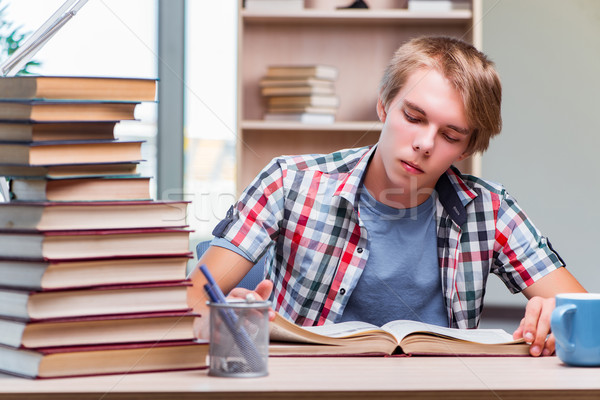 Stok fotoğraf: Genç · öğrenci · kolej · sınavlar · kitaplar · okul