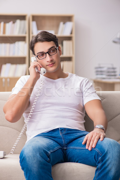 Foto stock: Joven · hablar · teléfono · sofá · sonrisa · casa