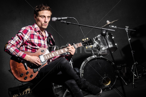 Stockfoto: Man · gitaar · concert · muziek · partij · achtergrond