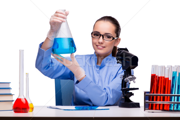 Laborator chimist lucru microscop femeie Imagine de stoc © Elnur
