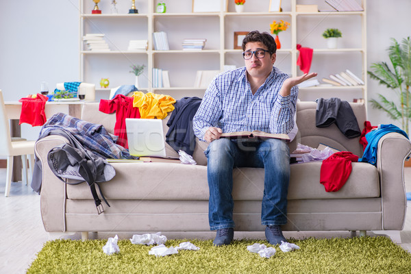 Jonge man werken studeren rommelig kamer huis Stockfoto © Elnur