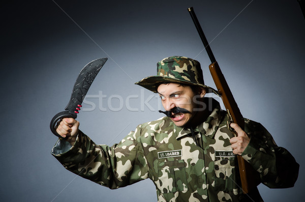 Amuzant soldat militar om armă verde Imagine de stoc © Elnur