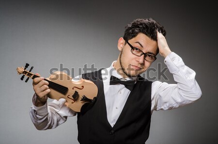 Foto stock: Moço · legal · óculos · de · sol · pistola · isolado