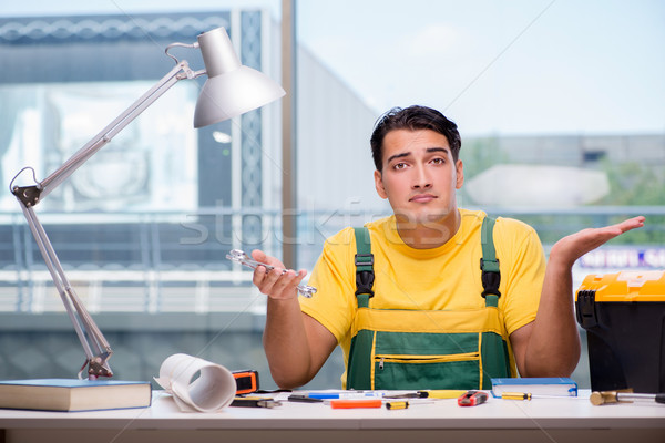 Foto stock: Trabajador · de · la · construcción · sesión · escritorio · edificio · tecnología · empresario