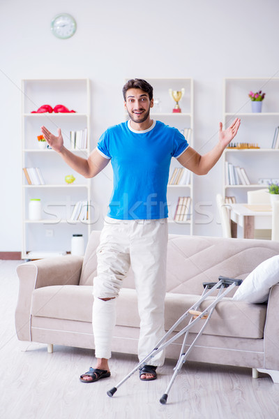 Gewond jonge man home man gezondheid stoel Stockfoto © Elnur