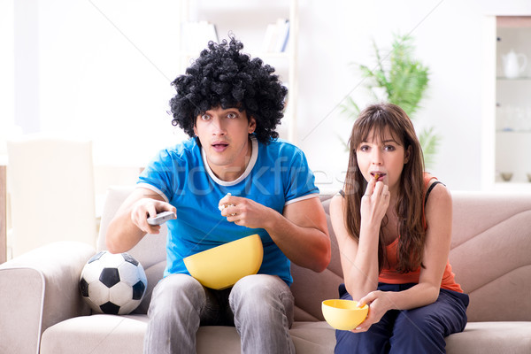 Foto stock: Joven · viendo · fútbol · esposa · casa · familia