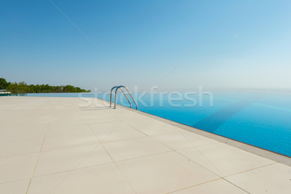 Infinito piscina brillante verano día cielo Foto stock © Elnur