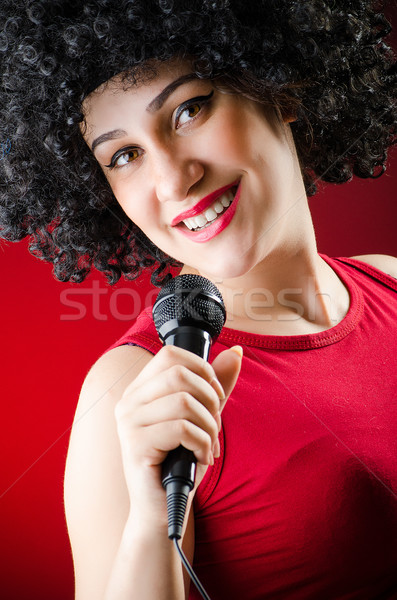 Stok fotoğraf: Kadın · afro · şarkı · söyleme · karaoke · kız