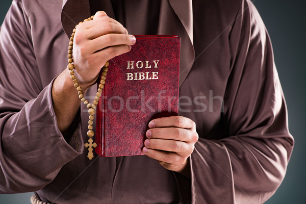 Monge religioso cinza bíblia rezar escuro Foto stock © Elnur