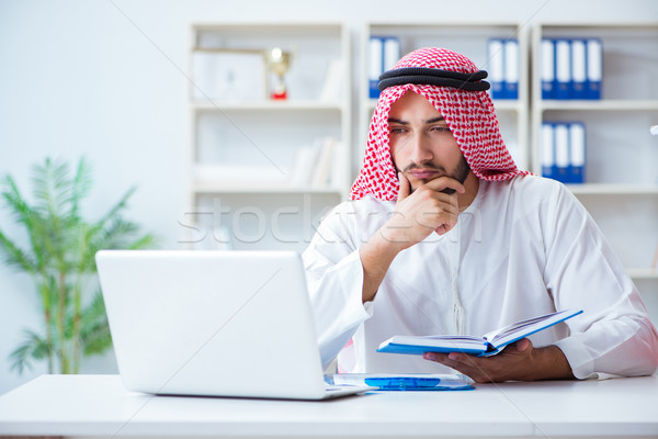 Arab imprenditore lavoro ufficio scartoffie pi Foto d'archivio © Elnur