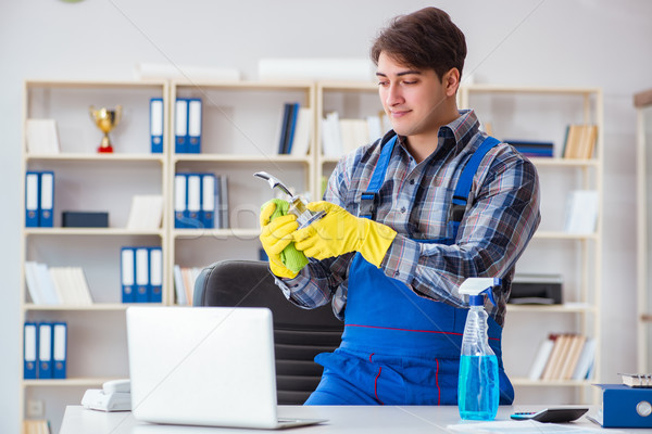 Foto stock: Masculino · limpador · trabalhando · escritório · computador · casa