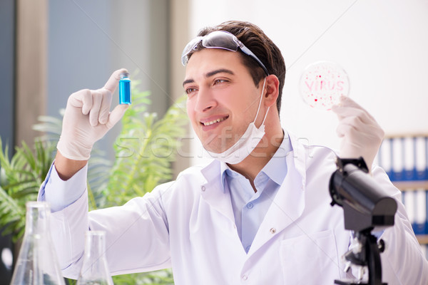 Zdjęcia stock: Mężczyzna · lekarz · pracy · laboratorium · wirusa · szczepionka · człowiek