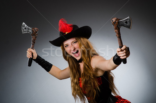 Femeie pirat ascutit armă negru pălărie Imagine de stoc © Elnur