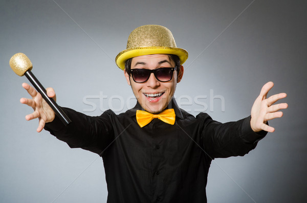 Foto stock: Engraçado · homem · karaoke · festa · cabelo · fundo