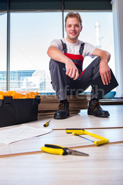 Stockfoto: Man · leggen · bouw · home · kamer