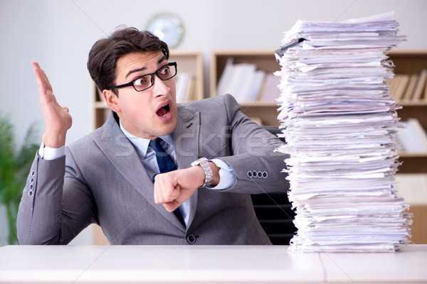 Zakenman voldoen deadlines papier man Stockfoto © Elnur