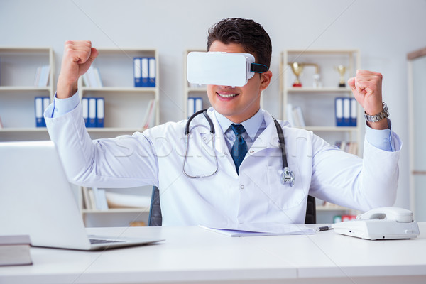 Foto stock: Jóvenes · médico · virtual · realidad · auricular · de · trabajo