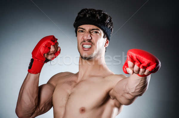 Muscular boxer roşu mănuşi mână sportiv Imagine de stoc © Elnur