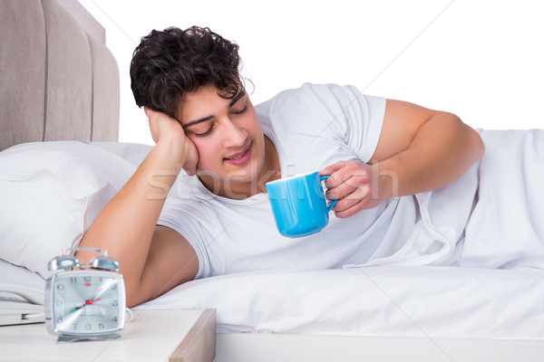 Homem cama sofrimento insônia relógio chá Foto stock © Elnur