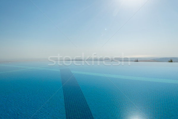 Infinit piscină luminos vară zi cer Imagine de stoc © Elnur