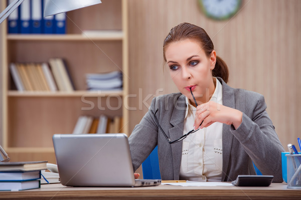 Drukke stressvolle vrouw secretaris stress kantoor Stockfoto © Elnur