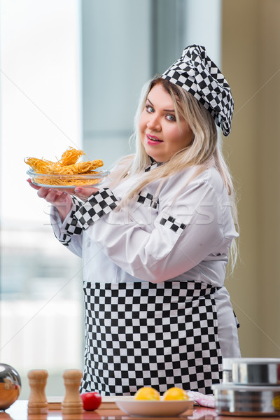 Stockfoto: Vrouw · kok · werken · heldere · keuken · gelukkig