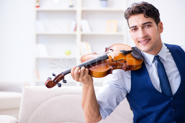 Jonge muzikant man oefenen spelen viool Stockfoto © Elnur