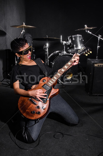 Mulher jovem jogar guitarra concerto música festa Foto stock © Elnur