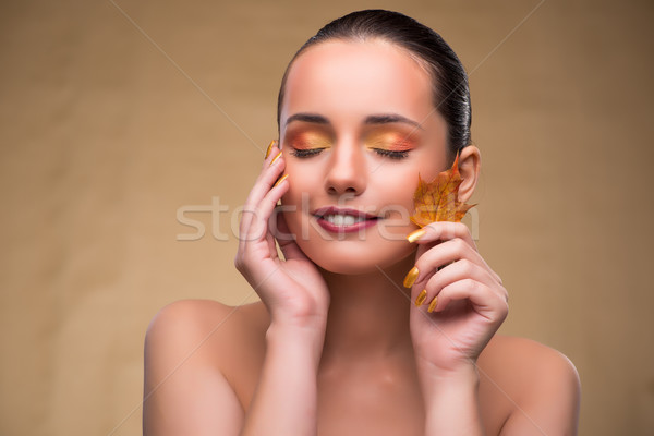 Mooie vrouw najaar drogen bladeren vrouw hand Stockfoto © Elnur