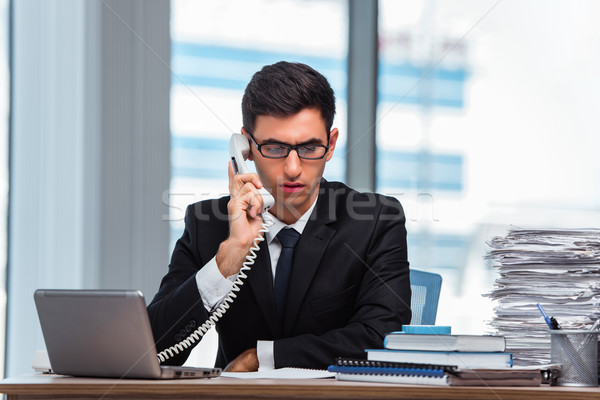 Tineri om de afaceri vorbesc telefon calculator hârtie Imagine de stoc © Elnur