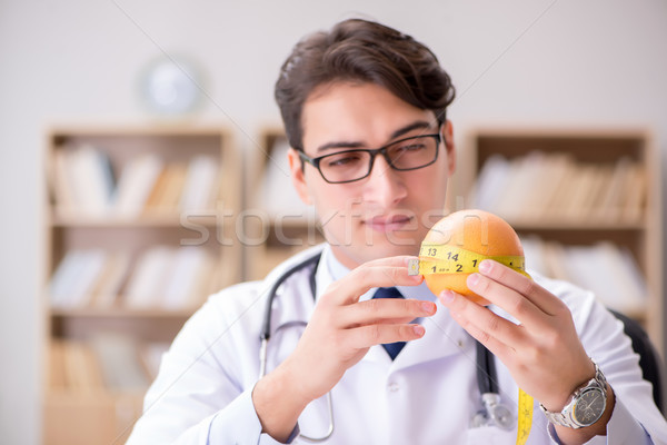 Científico estudiar nutrición alimentos hombre Foto stock © Elnur