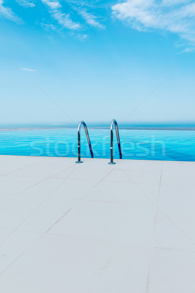 [[stock_photo]]: Infini · piscine · lumineuses · été · jour · ciel