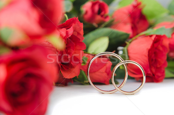 обручальными кольцами цветы изолированный белый цветок свадьба Сток-фото © Elnur