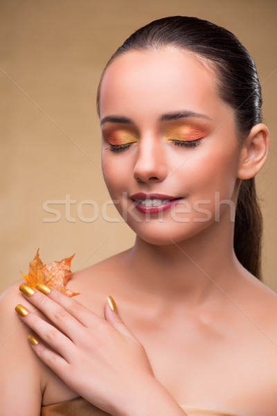 Mooie vrouw najaar drogen bladeren vrouw hand Stockfoto © Elnur